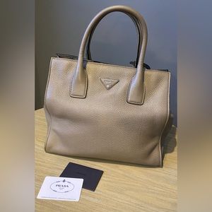 Vit Daino Prada handbag, lightly used with a strap, grey, authentic